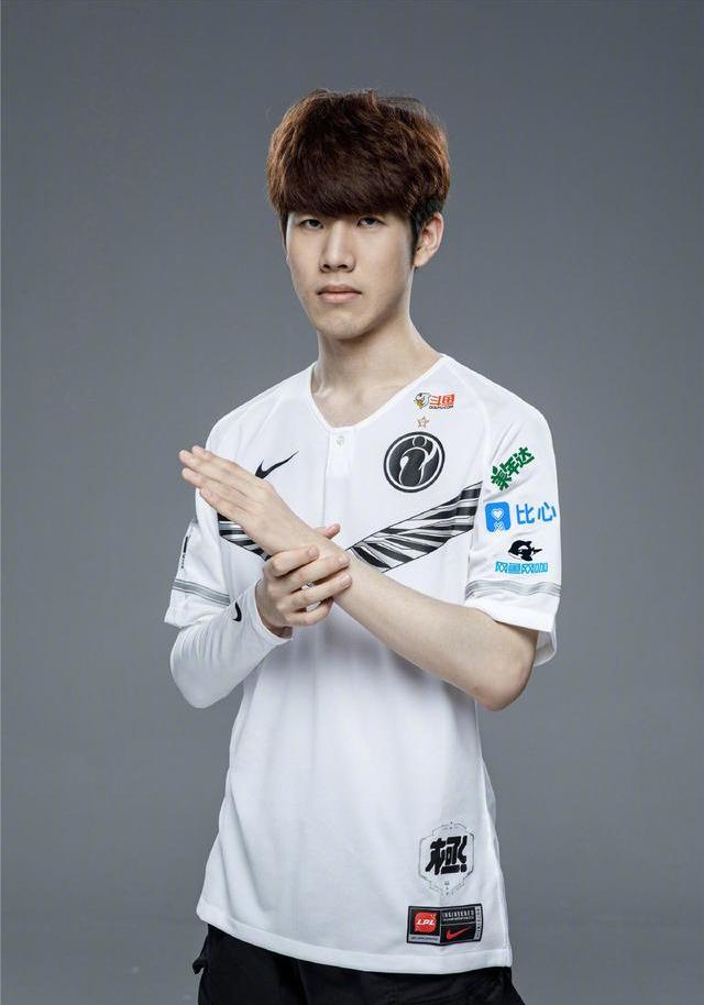 打出资格却还要让位，A队宣布Bubzkji给gla1ve让位